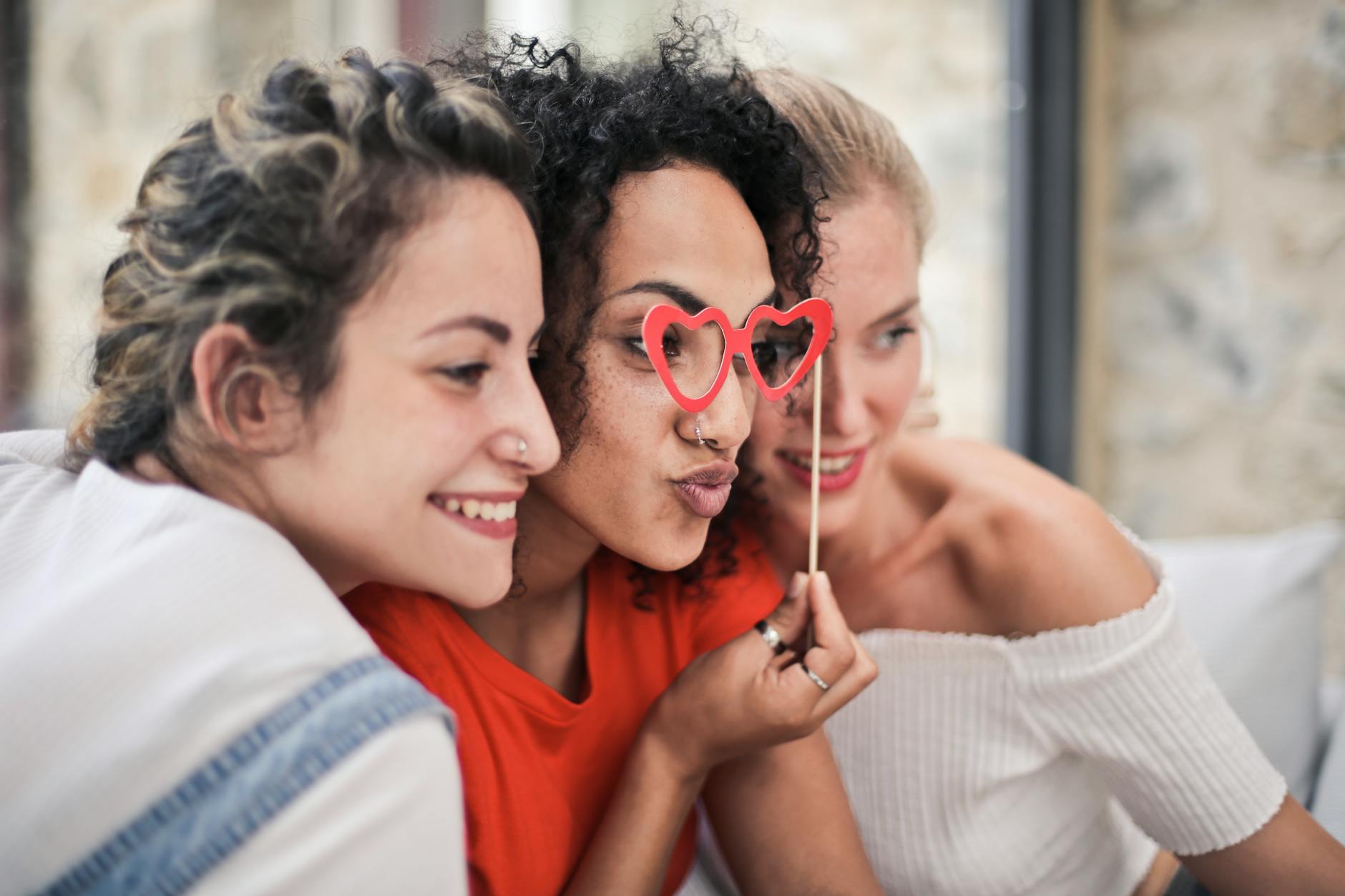 <p>Onze Photo Booth is de perfecte aanvulling voor elk evenement. Of het nu gaat om een bruiloft, bedrijfsfeest of verjaardag, het zorgt voor plezier en legt onvergetelijke herinneringen vast op papier. Met onze professionele begeleiding en hoogwaardige apparatuur bent u verzekerd van een geslaagde ervaring.</p>